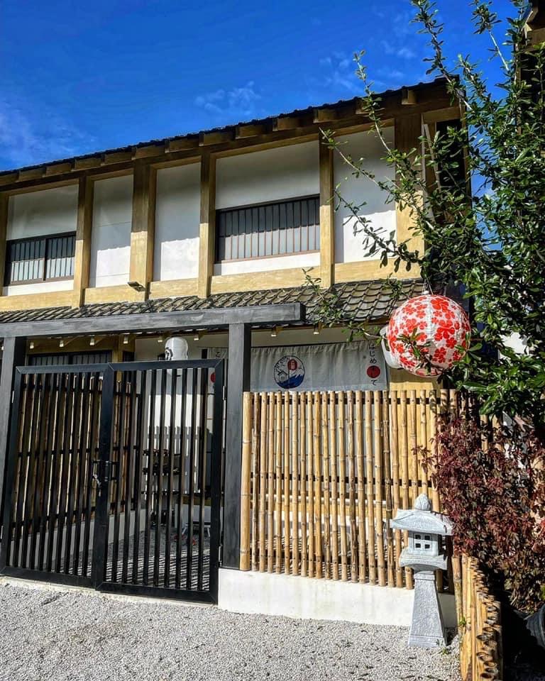 รั้วรอบขอบชิด